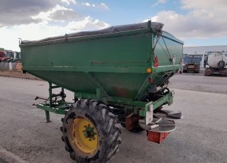 ABONADORA ARRASTRADA DE OCASION MARCA COREPA DE 6.000 KG DE CAPACIDAD, CON DISTRIBUCION POR 2 DISCOS Y SISTEMA DE EMPUJE DE ABONO POR CINTAS