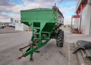 ABONADORA ARRASTRADA DE OCASION MARCA COREPA DE 6.000 KG DE CAPACIDAD, CON DISTRIBUCION POR 2 DISCOS Y SISTEMA DE EMPUJE DE ABONO POR CINTAS