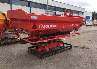 ABONADORA SOLÁ 903-PLUS, DE 2500 L DE CAPACIDAD, CON DOS DISCOS DE ACERO INOX, TOLVA ABATIBLE PARA LIMPIAR BIEN LAS ZONAS MAS INACCESIBLES.