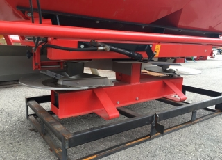 ABONADORA SOLÁ 903-PLUS, DE 2500 L DE CAPACIDAD, CON DOS DISCOS DE ACERO INOX, TOLVA ABATIBLE PARA LIMPIAR BIEN LAS ZONAS MAS INACCESIBLES.