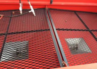 ABONADORA SOLÁ 903-PLUS, DE 2500 L DE CAPACIDAD, CON DOS DISCOS DE ACERO INOX, TOLVA ABATIBLE PARA LIMPIAR BIEN LAS ZONAS MAS INACCESIBLES.