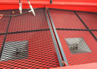 ABONADORA SOLÁ 903-PLUS, DE 2500 L DE CAPACIDAD, CON DOS DISCOS DE ACERO INOX, TOLVA ABATIBLE PARA LIMPIAR BIEN LAS ZONAS MAS INACCESIBLES.