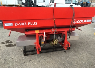 ABONADORA SOLÁ 903-PLUS, DE 2500 L DE CAPACIDAD, CON DOS DISCOS DE ACERO INOX, TOLVA ABATIBLE PARA LIMPIAR BIEN LAS ZONAS MAS INACCESIBLES.