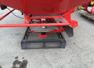 ABONADORA SOLÁ 903-PLUS, DE 2500 L DE CAPACIDAD, CON DOS DISCOS DE ACERO INOX, TOLVA ABATIBLE PARA LIMPIAR BIEN LAS ZONAS MAS INACCESIBLES.