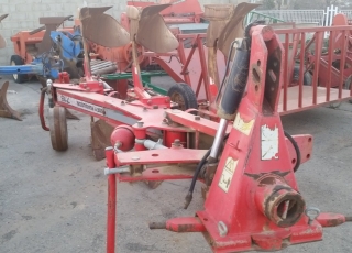 Arado Massey Ferguson 715 de 3 cuerpos reversible con disparo hidraulico.