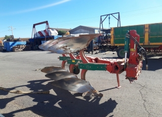 Arado Keverneland de 3 cuerpos, con cabezal 160, disparo por ballesta y varilla interior, rueda de control trasera.