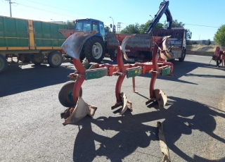 Arado Keverneland de 3 cuerpos, con cabezal 160, disparo por ballesta y varilla interior, rueda de control trasera.