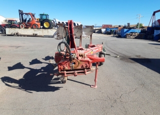 Arado Keverneland de 3 cuerpos, con cabezal 160, disparo por ballesta y varilla interior, rueda de control trasera.