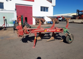 Arado Keverneland de 3 cuerpos, con cabezal 160, disparo por ballesta y varilla interior, rueda de control trasera.