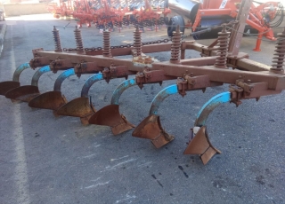 Arado Gimeno
- 7 cuerpos 
- Vertederas fijo
- Disparo por muelle
- Rueda de control de profundidad
- Enganche rápido con barra