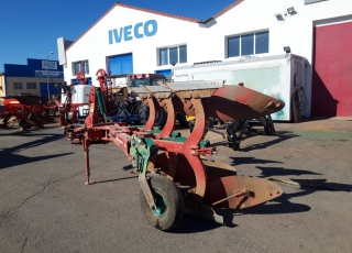 Arado Keverneland de 3 cuerpos, con cabezal 160, disparo por ballesta y varilla interior, rueda de control trasera.