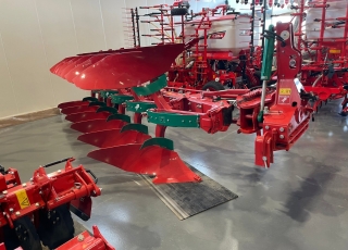 ARADO KVERNELAND EGKKG.85.300  - arado de 6 cuerpos reversible
- ancho variable
- cabezal 300 reforzado
- rueda de control de profundidad
- ultimo cuerpo desmontable