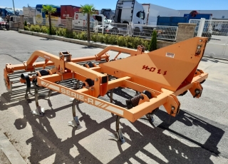 CHISEL RASTROJERO NOLI  - 10 BRAZOS CON DISPARO POR MUELLE
- 3 LINEAS
-  RODILLO TRASERO
- PALETAS NIVELADORAS INTERMEDIAS
- 3 METROS DE ANCHURA