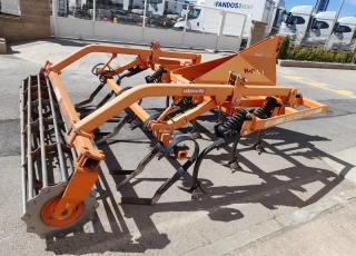 CHISEL RASTROJERO NOLI  - 10 BRAZOS CON DISPARO POR MUELLE
- 3 LINEAS
-  RODILLO TRASERO
- PALETAS NIVELADORAS INTERMEDIAS
- 3 METROS DE ANCHURA