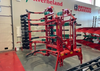 KVERNELAND CLC-EVO 4.4M  - 4.4 metros de anchura
- 15 brazos
- disparo con ballesta
- rodillo trasero 
- plegado hidráulico