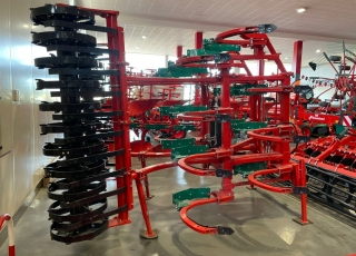 KVERNELAND CLC-EVO 4.4M  - 4.4 metros de anchura
- 15 brazos
- disparo con ballesta
- rodillo trasero 
- plegado hidráulico