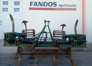 Semichisel SM 9-13
- 13 brazos
- Disparo de muelle
- Rodillo trasero
- Plegado hidráulico
- Enganche rapido de barra