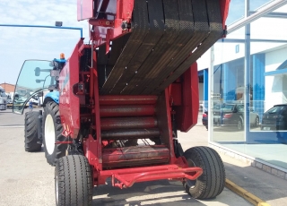 ROTOEMPACADORA CASE IH RBX 452, con 2.10 de anchura de pic-up y 2.60 de anchura maxima de transporte, camara variable, 6 correas internas, con maya para embolver las balas, NUEVA SOLO HA HECHO 300 BALAS.