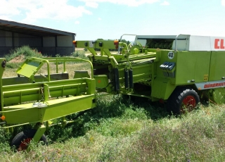 Empacadora CLASS QUADRANT 1100, con acumulador trasero para balas, en buen estado con poco uso.