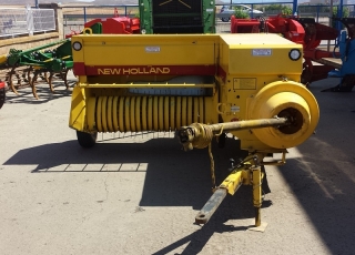 Baler brand New Holland, model C930.