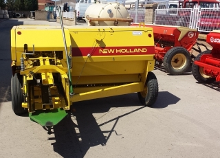 Baler brand New Holland, model C930.