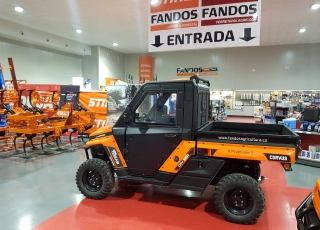 UTV CORVUS Terrain 4x4 CAB. 
- 4x4, 4x2.
- Bloqueo diferencial.
-  Maletero frontal.
- Caja basculante para 450Kg.
- Cristales y limpiacristales.
- Protector de bajos.
- Sistema de enganche delantero.
- Amortiguadores ajustables.
- Retrovisores laterales.
- Bola de enganche trasera. 
- Cajones Laterales.
- Portabotellas. 
- Defensa frontal  - Dirección asistida.
- Cajones bajo asientos.
- Retrovisor interior
- Luz de cortesía.
- Calefacción.
- Puertas  Posibilidad de colocar:
 - Hervicida.
 - Sobrelaterales.
 - Caja cerrada.
 - Cuña quitanieves.
 - Salero.
 Y múltiples implementos para diferentes aplicaciones agrícolas, ganaderas, de mantenimiento, servicios, deportivas....