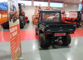 UTV CORVUS Terrain 4x4 EPS. 
- 4x4, 4x2.
- Bloqueo diferencial.
-  Maletero frontal.
- Caja basculante para 450Kg.
- Cristales y limpiacristales.
- Protector de bajos.
- Sistema de enganche delantero.
- Amortiguadores ajustables.
- Retrovisores laterales.
- Bola de enganche trasera. 
- Cajones Laterales.
- Portabotellas. 
- Defensa frontal  - Dirección asistida.
- Cajones bajo asientos.
- Retrovisor interior
- Luz de cortesía.
- Calefacción.
- Cabrestante.  Posibilidad de colocar:
 - Hervicida.
 - Sobrelaterales.
 - Caja cerrada.
 - Cuña quitanieves.
 - Salero.
 Y múltiples implementos para diferentes aplicaciones agrícolas, ganaderas, de mantenimiento, servicios, deportivas....