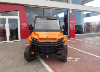 UTV CORVUS Terrain 4x4 CAB. 
- 4x4, 4x2.
- Bloqueo diferencial.
-  Maletero frontal.
- Caja basculante para 450Kg.
- Cristales y limpiacristales.
- Protector de bajos.
- Sistema de enganche delantero.
- Amortiguadores ajustables.
- Retrovisores laterales.
- Bola de enganche trasera. 
- Cajones Laterales.
- Portabotellas. 
- Defensa frontal  - Dirección asistida.
- SIN Cajones bajo asientos.
- Retrovisor interior
- Luz de cortesía.  Posibilidad de colocar:
 - Hervicida.
 - Sobrelaterales.
 - Caja cerrada.
 - Cuña quitanieves.
 - Salero.
 Y múltiples implementos para diferentes aplicaciones agrícolas, ganaderas, de mantenimiento, servicios, deportivas....