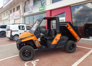 UTV CORVUS Terrain 4x4 CAB. 
- 4x4, 4x2.
- Bloqueo diferencial.
-  Maletero frontal.
- Caja basculante para 450Kg.
- Cristales y limpiacristales.
- Protector de bajos.
- Sistema de enganche delantero.
- Amortiguadores ajustables.
- Retrovisores laterales.
- Bola de enganche trasera. 
- Cajones Laterales.
- Portabotellas. 
- Defensa frontal  - Dirección asistida.
- SIN Cajones bajo asientos.
- Retrovisor interior
- Luz de cortesía.  Posibilidad de colocar:
 - Hervicida.
 - Sobrelaterales.
 - Caja cerrada.
 - Cuña quitanieves.
 - Salero.
 Y múltiples implementos para diferentes aplicaciones agrícolas, ganaderas, de mantenimiento, servicios, deportivas....