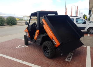 UTV CORVUS Terrain 4x4 CAB. 
- 4x4, 4x2.
- Bloqueo diferencial.
-  Maletero frontal.
- Caja basculante para 450Kg.
- Cristales y limpiacristales.
- Protector de bajos.
- Sistema de enganche delantero.
- Amortiguadores ajustables.
- Retrovisores laterales.
- Bola de enganche trasera. 
- Cajones Laterales.
- Portabotellas. 
- Defensa frontal  - Dirección asistida.
- SIN Cajones bajo asientos.
- Retrovisor interior
- Luz de cortesía.  Posibilidad de colocar:
 - Hervicida.
 - Sobrelaterales.
 - Caja cerrada.
 - Cuña quitanieves.
 - Salero.
 Y múltiples implementos para diferentes aplicaciones agrícolas, ganaderas, de mantenimiento, servicios, deportivas....