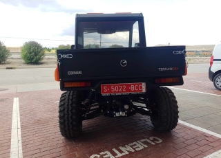 UTV CORVUS Terrain 4x4 CAB. 
- 4x4, 4x2.
- Bloqueo diferencial.
-  Maletero frontal.
- Caja basculante para 450Kg.
- Cristales y limpiacristales.
- Protector de bajos.
- Sistema de enganche delantero.
- Amortiguadores ajustables.
- Retrovisores laterales.
- Bola de enganche trasera. 
- Cajones Laterales.
- Portabotellas. 
- Defensa frontal  - Dirección asistida.
- SIN Cajones bajo asientos.
- Retrovisor interior
- Luz de cortesía.  Posibilidad de colocar:
 - Hervicida.
 - Sobrelaterales.
 - Caja cerrada.
 - Cuña quitanieves.
 - Salero.
 Y múltiples implementos para diferentes aplicaciones agrícolas, ganaderas, de mantenimiento, servicios, deportivas....