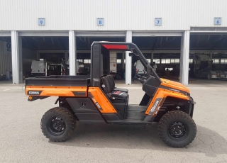 UTV CORVUS Terrain 4x4 CAB. 
- 4x4, 4x2.
- Bloqueo diferencial.
-  Maletero frontal.
- Caja basculante para 450Kg.
- Cristales y limpiacristales.
- Protector de bajos.
- Sistema de enganche delantero.
- Amortiguadores ajustables.
- Retrovisores laterales.
- Bola de enganche trasera. 
- Cajones Laterales.
- Portabotellas. 
- Defensa frontal  - Dirección asistida.
- SIN Cajones bajo asientos.
- Retrovisor interior
- Luz de cortesía.
- Calefacción.  Posibilidad de colocar:
 - Hervicida.
 - Sobrelaterales.
 - Caja cerrada.
 - Cuña quitanieves.
 - Salero.
 Y múltiples implementos para diferentes aplicaciones agrícolas, ganaderas, de mantenimiento, servicios, deportivas....