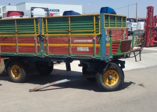 Remolque Basculante, 2 ejes, Remolques Bañon, con capacidad para 7.000kg de carga.