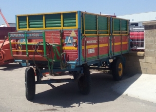 Remolque Basculante, 2 ejes, Remolques Bañon, con capacidad para 7.000kg de carga.