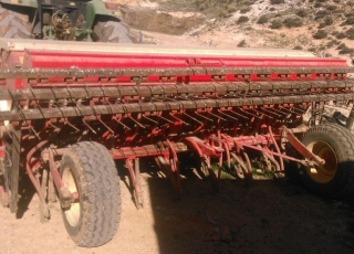 Sembradora LARROSA DE 3.5M y 26REJAS, CON TREN DE SIEMBRA, CULTIVADOR, RULO Y RASTRA TRASERA