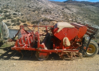 Sembradora LARROSA DE 3.5M y 26REJAS, CON TREN DE SIEMBRA, CULTIVADOR, RULO Y RASTRA TRASERA