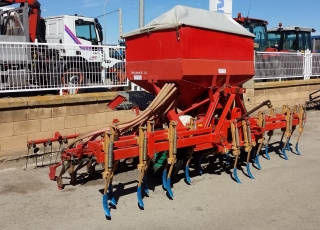 Seed drill neumatic brand Keverneland Accord of 32 arms.