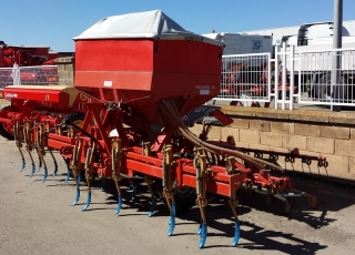 Seed drill neumatic brand Keverneland Accord of 32 arms.