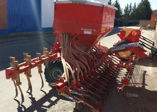 Seed drill neumatic brand Keverneland Accord of 32 arms.