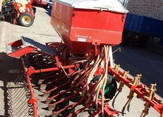 Seed drill neumatic brand Keverneland Accord of 32 arms.