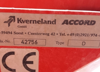 Sembradora neumatica Kverneland Accord de 32 rejas con cultivador y rastra.