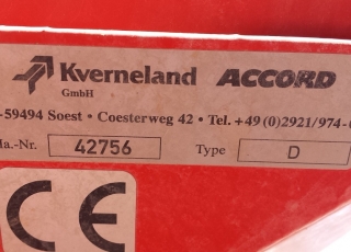 Sembradora neumatica Kverneland Accord de 32 rejas con cultivador y rastra.