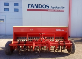 Sembradora SOLÁ
- 3 metros
- 22 brazos con disparo de muelle
- Tolva de gran capacidad
- Variador para dosificacion de semilla
- Rastra trasera doble
- Borrahuellas delanteros de muelle
- Enganche rapido con barra