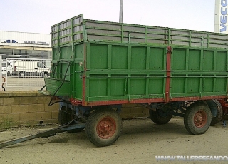 Remolque agrícola basculante de dos ejes, 4 metros de largo por 2 de ancho, con 3 laterales, Bombin delantero basculante y freno hidráulico, 8000 kg