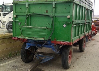 Remolque agrícola basculante de dos ejes, 4 metros de largo por 2 de ancho, con 3 laterales, Bombin delantero basculante y freno hidráulico, 8000 kg