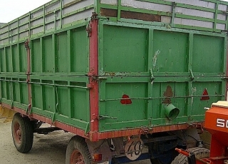 Remolque agrícola basculante de dos ejes, 4 metros de largo por 2 de ancho, con 3 laterales, Bombin delantero basculante y freno hidráulico, 8000 kg