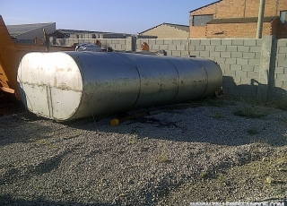 Cisterna de Acero inoxidable de 16.000litros con tres barreras rompeolas, con bomba de presión.