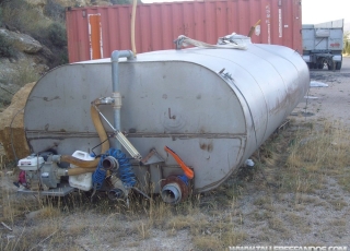 Cisterna de Acero inoxidable de 16.000litros con tres barreras rompeolas, con bomba de presión.