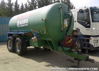 Cisterna de agua con depresor, marca Agudo, de 12.000 litros con eje autodireccional y bomba de presión para lavar.