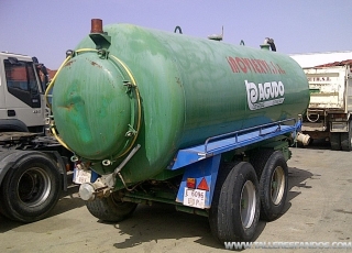 Cisterna de agua con depresor, marca Agudo, de 12.000 litros con eje autodireccional y bomba de presión para lavar.